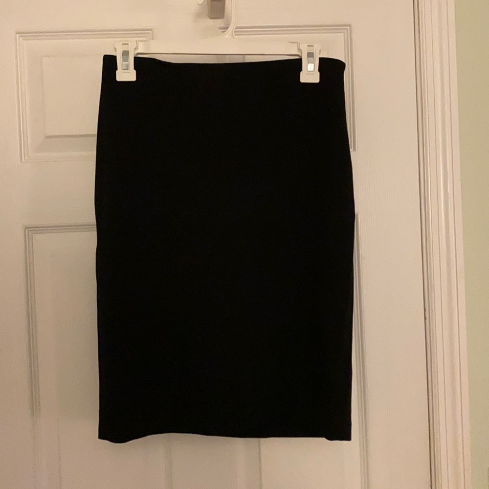 Stretchy black pencil skirt with cute gold zipper